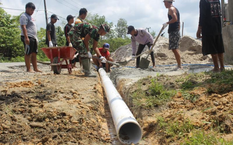 Satgas TMMD dan Warga Kampuri Gotong-Royong Pengecoran Jalan Masjid Al Ikhlas