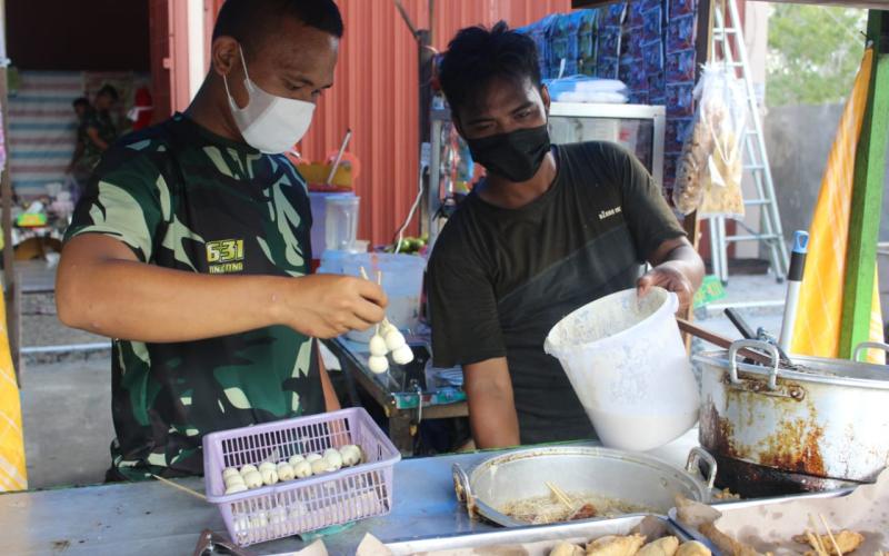 Personel TMMD Bantu Warga Kampuri Jualan Gorengan