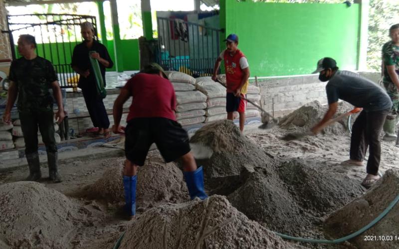TNI dan Warga Desa Kampuri Gotong Royong Pasang Lantai Masjid Al Ikhlas