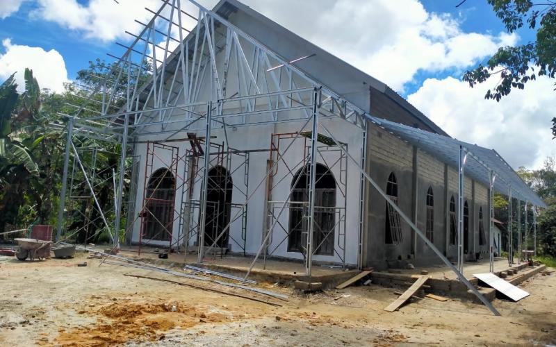 Satgas TMMD Kebut Pemasangan Rangka Baja Ringan Gereja Mawar Saron