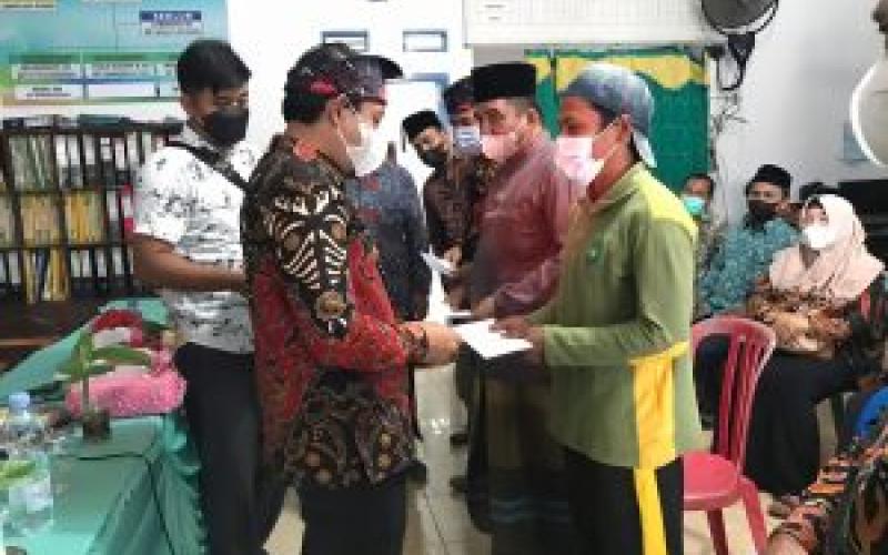 Wakil Walikota Bengkulu Dedy Wahyudi saat melakukan silaturahmi dan memberikan bantuan operasional (BOp