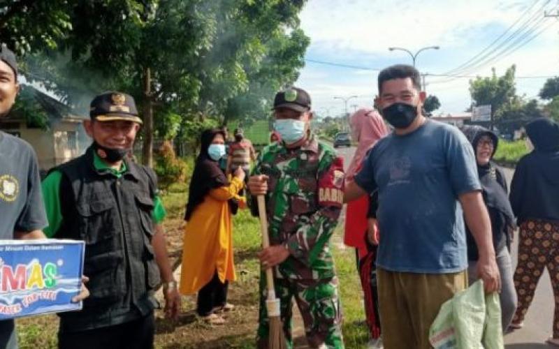 Petugas DLH Wujudkan Program Merdeka Sampah bersama Masyarakat