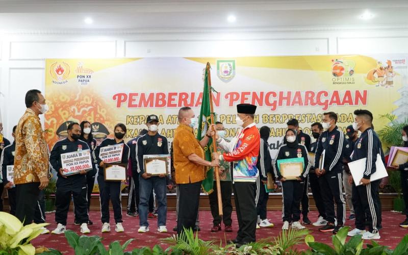 Pemprov Berikan Reward Atlet PON Berprestasi