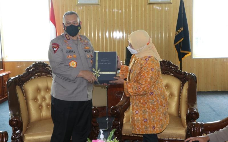 Kapolda Bengkulu Donasikan Buku Karangannya “DVNH” Untuk Unib