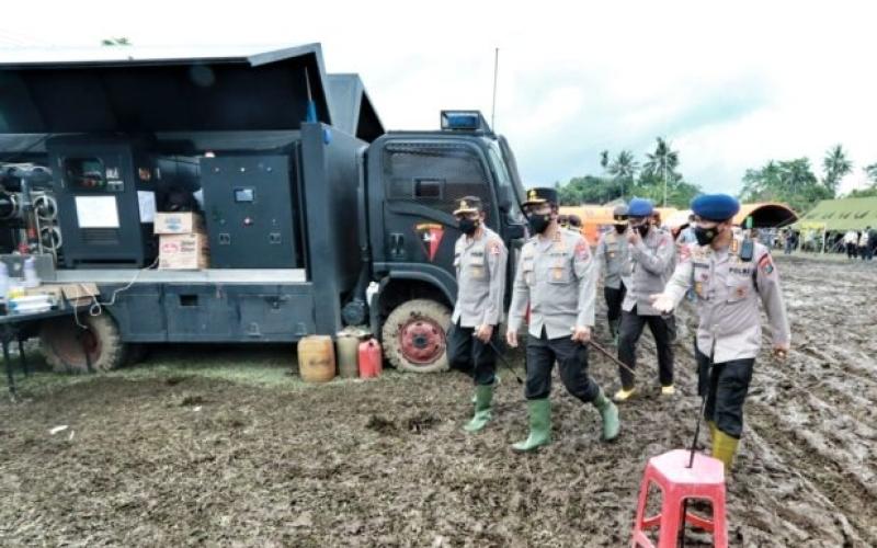 Tinjau Posko Pengungsian, Kabaharkam Polri Cek Kesiapan Dapur Umum yang Disediakan Oleh Polri