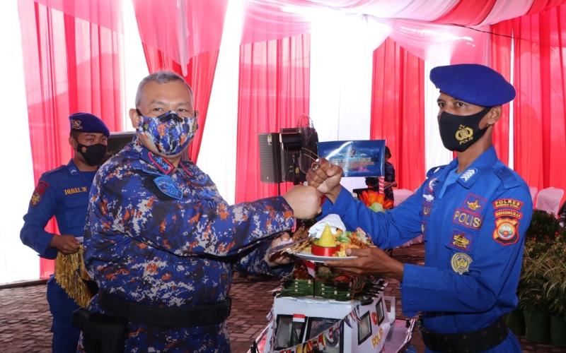 Peringatan HUT Polairud Ke-71, Kapolda Berikan Tumpeng Ke Personil Polairud Dinas Terjauh dan Termuda