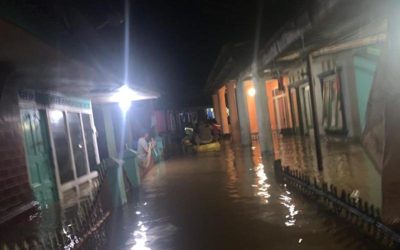 Patroli Wilayah Banjir, Polres Lebong Evakuasi Warga