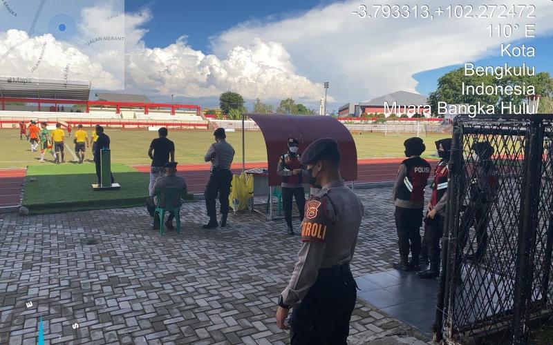 Polres Bengkulu Amankan Jalannya Pertandingan Sepak Bola PS Bengkulu Vs Renal