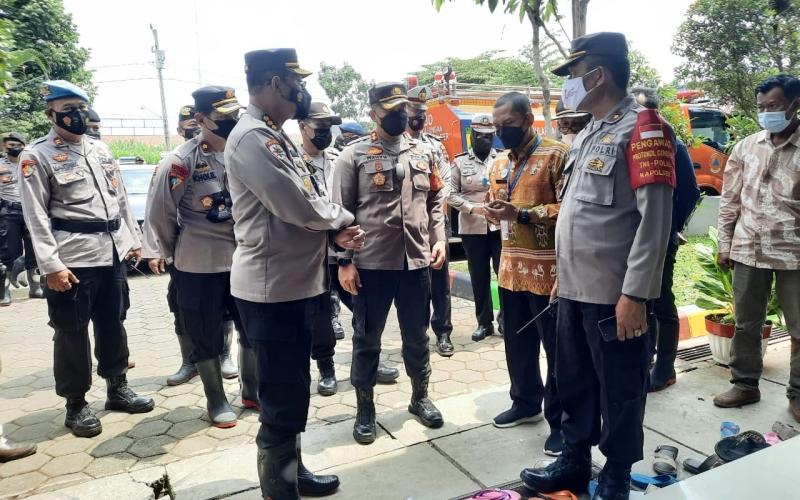 Kunjungi Pengungsian, Irwasda Polda Jateng Bantu dan Hibur Warga Terdampak Banjir Rob