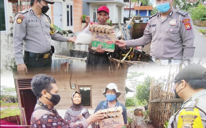 Jum’at Sedekah, Polsek Muara Bangkahulu Bagikan Sembako Hasil Sumbangan Anggota