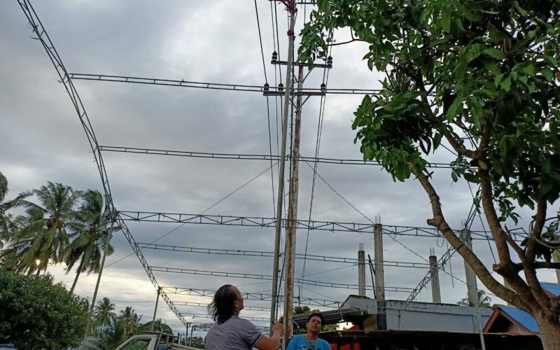 Bongkar Tenda, Pemuda Manna MD Setelah Tersengat Listrik