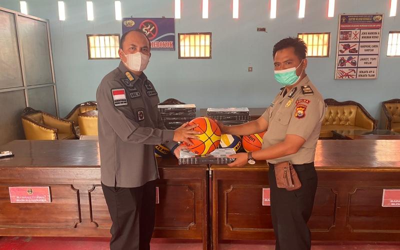 Iptu Nyarna Salurkan Bantuan Sarana Olahraga Untuk Warga Binaan Lapas Bengkulu