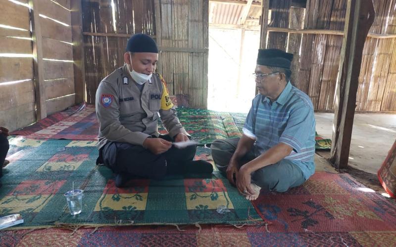Sambang Duka, Bhabinkamtibmas Sampaikan Bantuan Kapolres Seluma