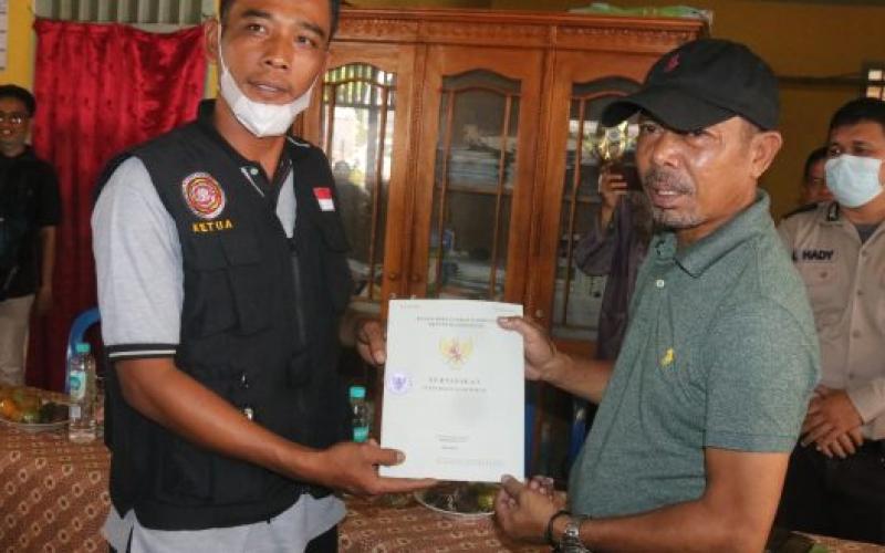 Ratusan Warga Pematang Gubernur Terima Sertifikat Tanah Melalui PTSL