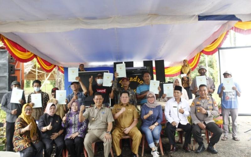 BPN Benteng Serahkan 300 Sertifikat Kepada Masyarakat Desa Air Sebakul