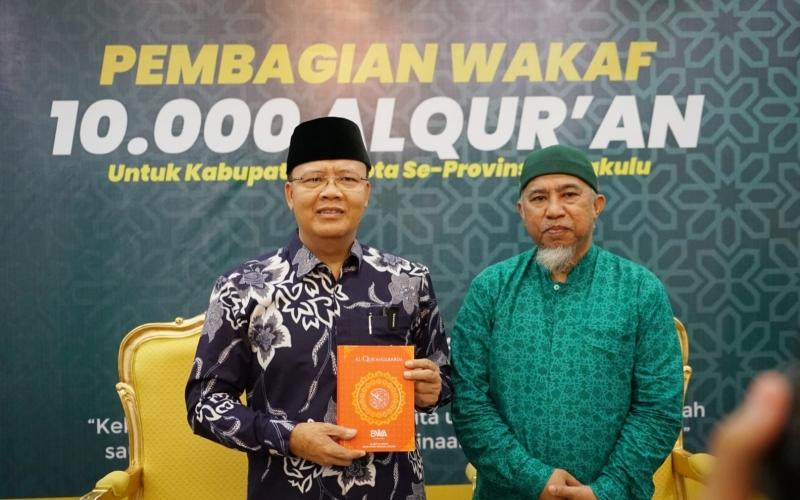 Gubernur Rohidin Serahkan 10 Ribu Wakaf Al-Qur'an