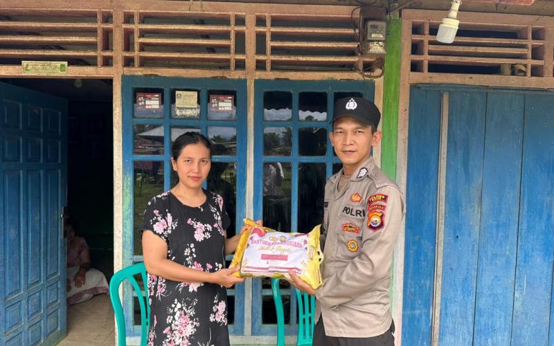 Polsek Kaur Utara Kembali Salurkan Bansos Kepada Warga Kurang Mampu