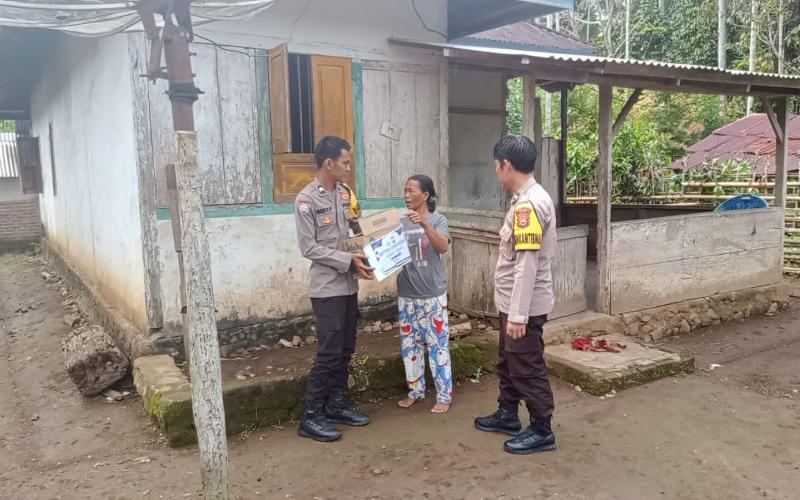 IRT Kurang Mampu Terima Bansos dari Polsek Padang Guci Hulu