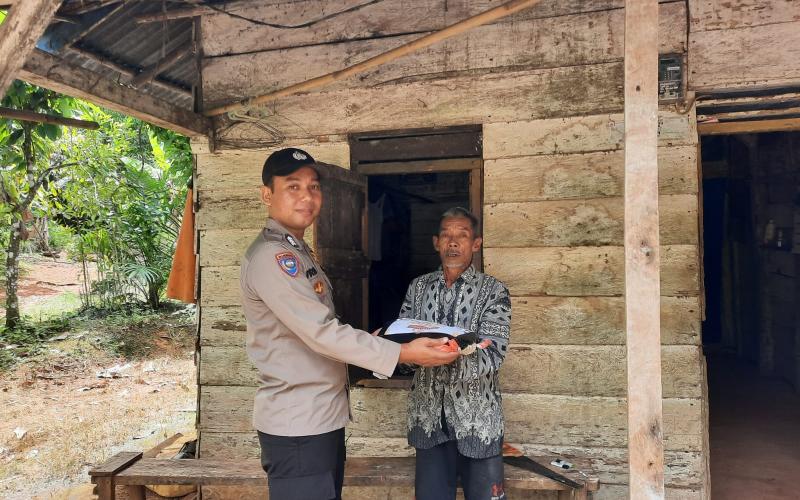 Polsek Muara Sahung Salurkan Bansos kepada Warga Desa Tri Tunggal
