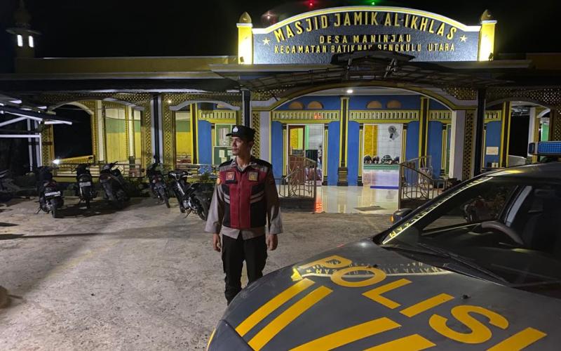 Mencegah Terjadinya Kejahatan di Bulan Ramadhan, Personel Polsek Batik Nau Lakukan Pengamanan Salat Tarawih 