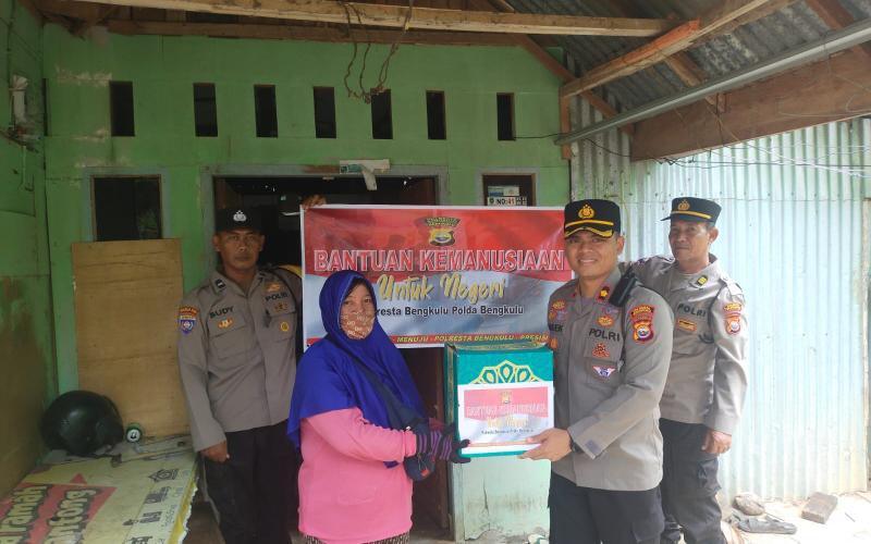 Warga Kurang Mampu Terima Bansos dari Polsek Gading Cempaka