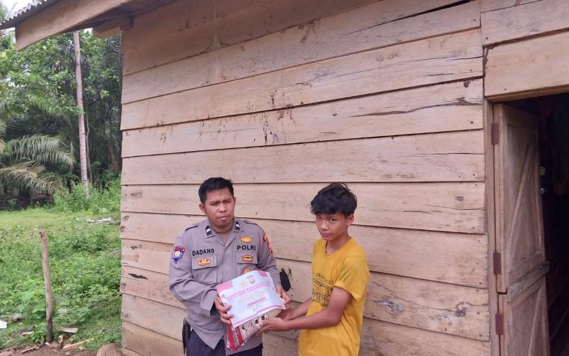 Warga Desa Lawang Agung Terima Bansos dari Polsek Padang Guci Hulu