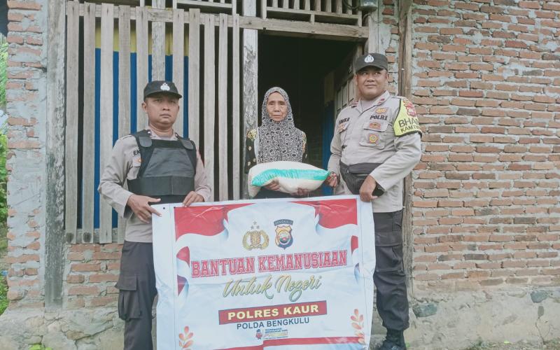 Lansia ini Terima Bansos dari Polsek Nasal
