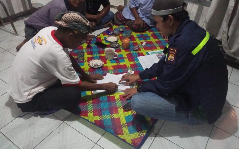 Selisih Paham Bertetangga, Bhabinkamtibmas Hadir Mendamaikan