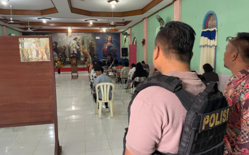 Beri Rasa Aman, Polisi Jaga Ibadah Minggu Di Gereja GKPI Desa Giri Kencana