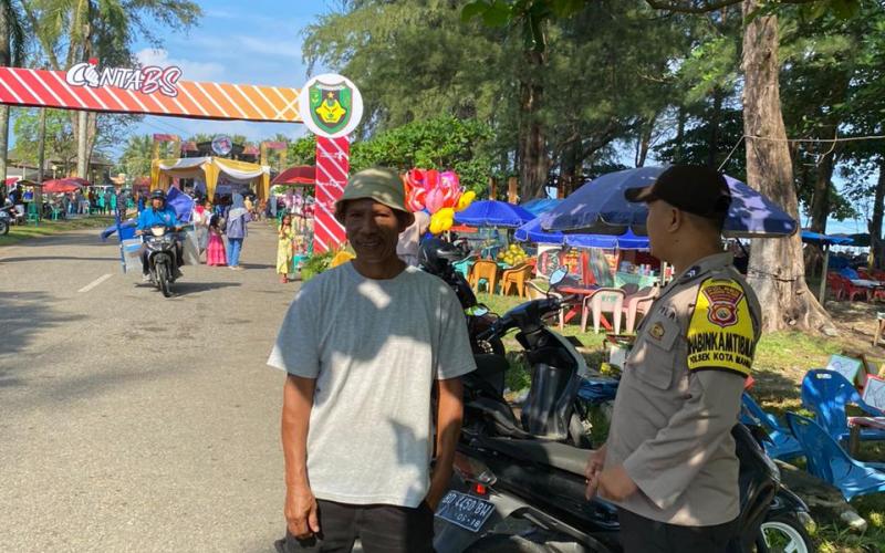 Bhabinkamtibmas Sambangi Wisatawan Pantai Pasar Bawah, dan  Sampaikan Imbauan