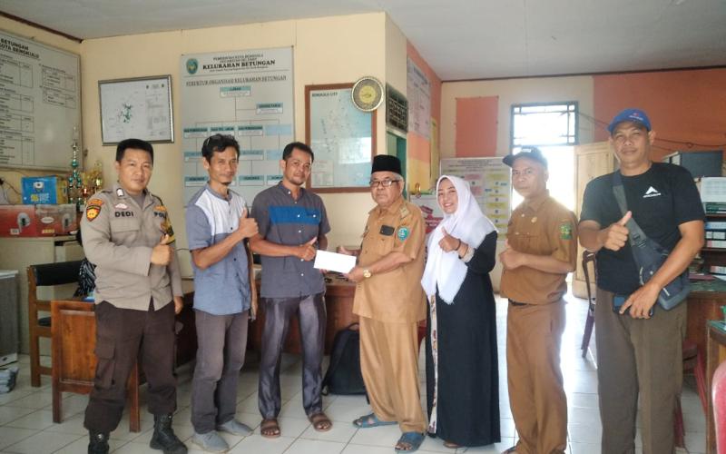 Bhabinkamtibmas Polsek Selebar, Dampingi Penyerahan Bantuan Pengobatan Kepada Warga yang Dirujuk ke RSCM 