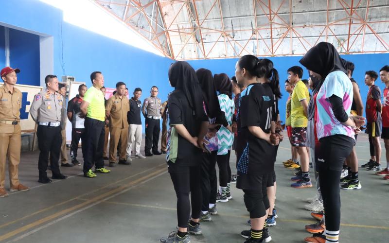 Pantau Latihan Atlet Bola Voli, Kapolres Lebong Berikan Motivasi dan Semangat