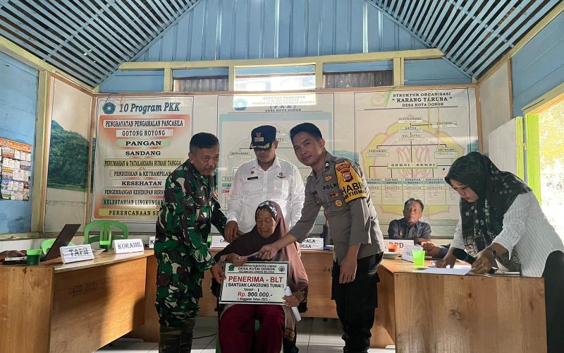 Bhabinkamtibmas Polsek Lebong Selatan Hadiri Penyaluran BLT DD di Desa Kutai Donok