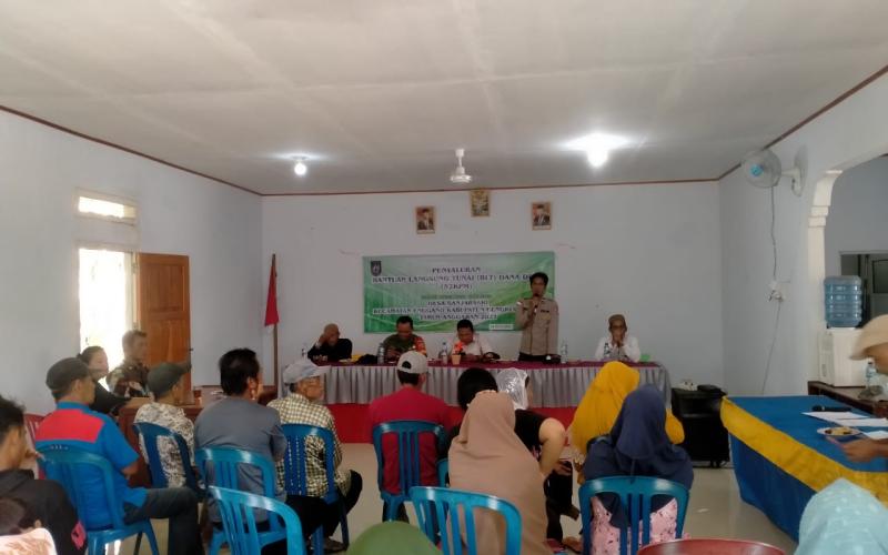 Pastikan Berjalan Lancar, Anggota Polsek Enggano Dampingi Pelaksanaan Pembagian BLT