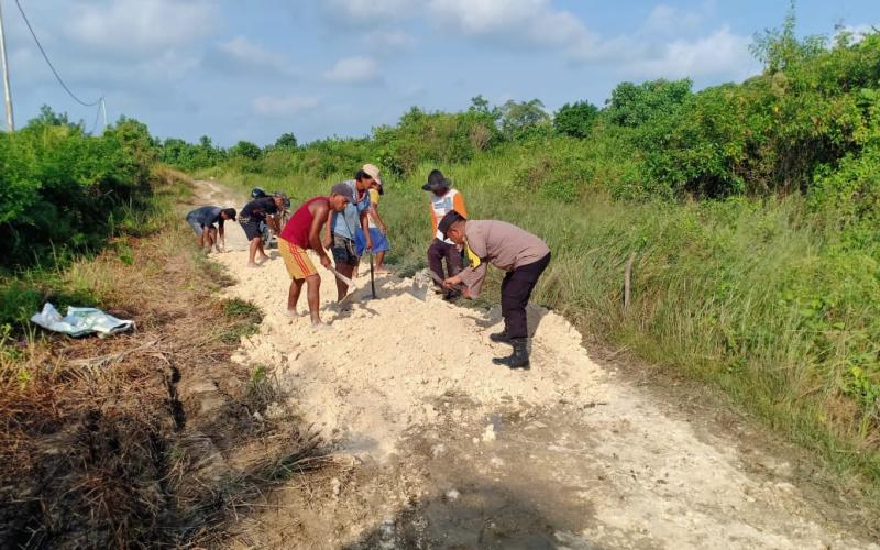 Bhabinkamtibmas Polsek Enggano Ikuti Gotong Royong Bersama Warga Untuk Perbaiki Jalan