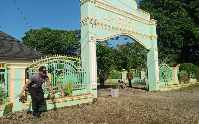 Sambut Hari Bhayangkara, Polsek Air Besi Laksanakan Bakti Sosial di Tempat Ibadah 