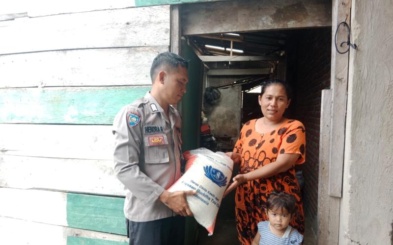 Bhabinkamtibmas Polsek Nasal, Berikan Bantuan Sembako kepada Masyarakat yang Membutuhkan di Desa Sumber Harapan 