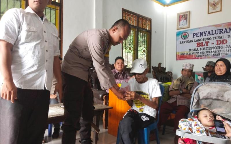 Rutin Sambang, Brigpol Dasa Hadir di Penyaluran BLT DD Tahap I Desa Ketenong Jaya