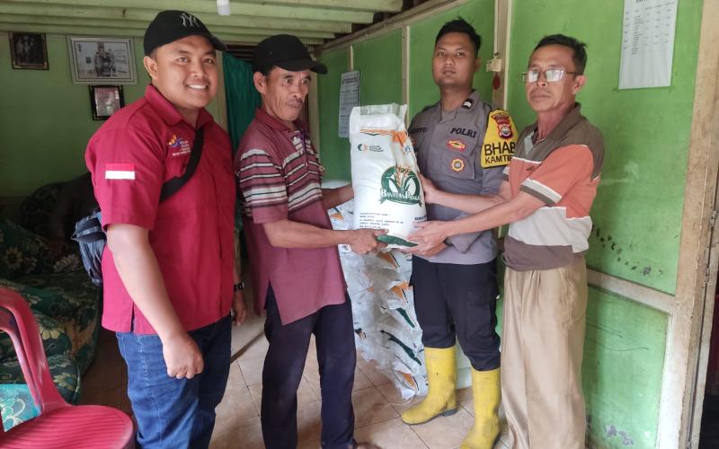 Bhabinkamtibmas Hadir di Pembagian Beras Bagi Warga Desa Bajok Kecamatan Rimbo Pengadang