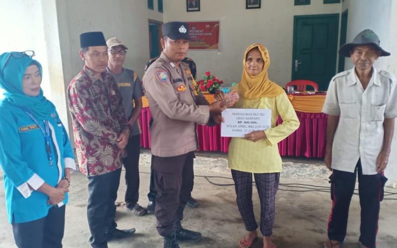 Bhabinkamtibmas Dampingi Warga Dalam Pembagian Bantuan Langsung Tunai