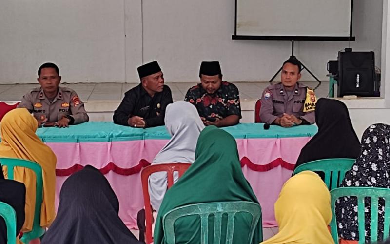 Berikan Rasa Aman, Polsek Padang Jaya Monitoring Penyaluran BLT DD Desa Sido Luhur