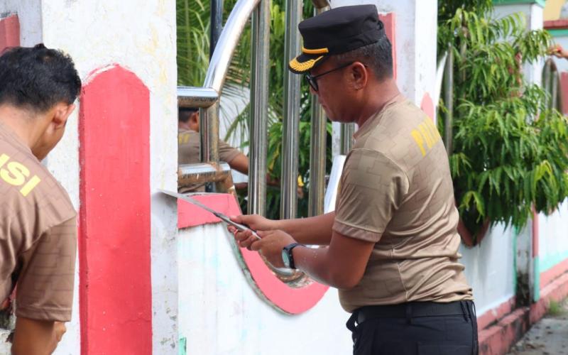 Bakti Sosial, Kapolres BS Turun Langsung Lakukan Pengecatan Pagar dan Bersih-Bersih Masjid dan Makam Syech Mohammad Amin