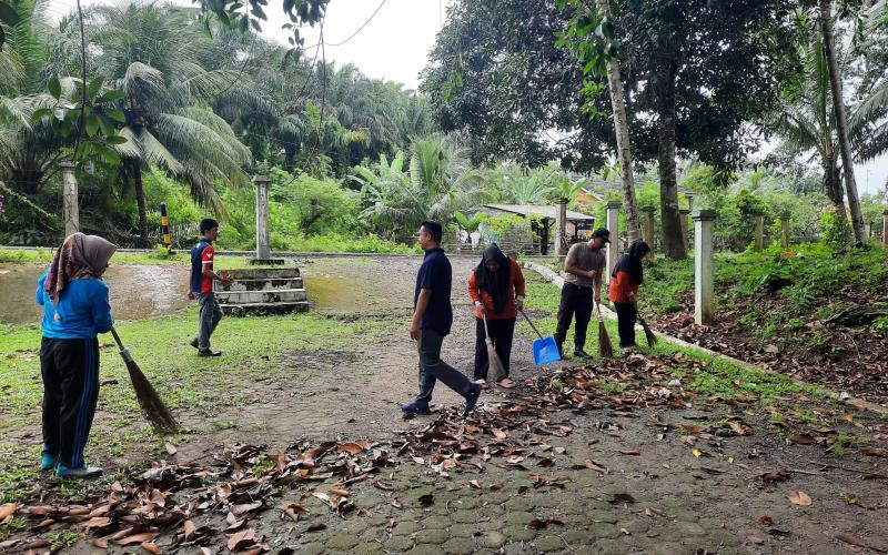 Sambut Hari Bhayangkara Polsek Air Besi Laksanakan Bakti Sosial di TPI Pasar Palik