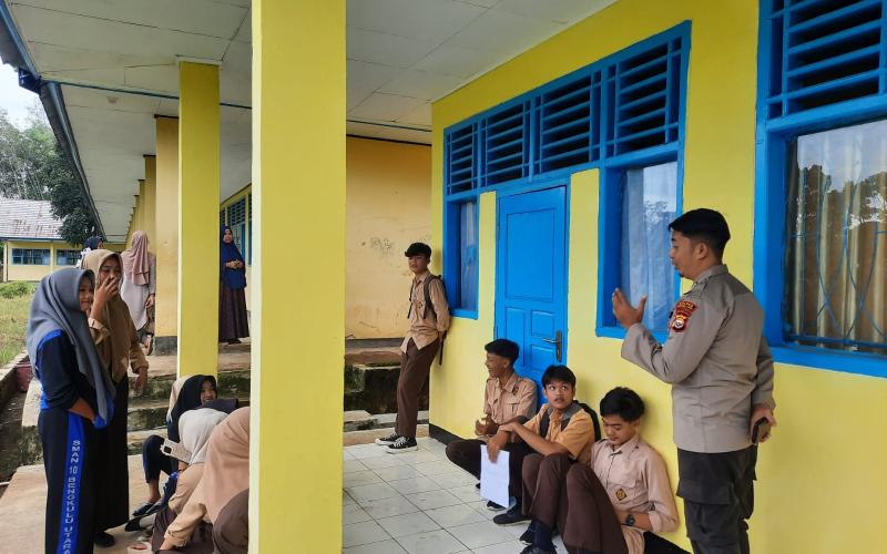 Personel Polsek Air Besi Hadiri Kegiatan Kenaikan Kelas di SMAN 10 Bengkulu Utara