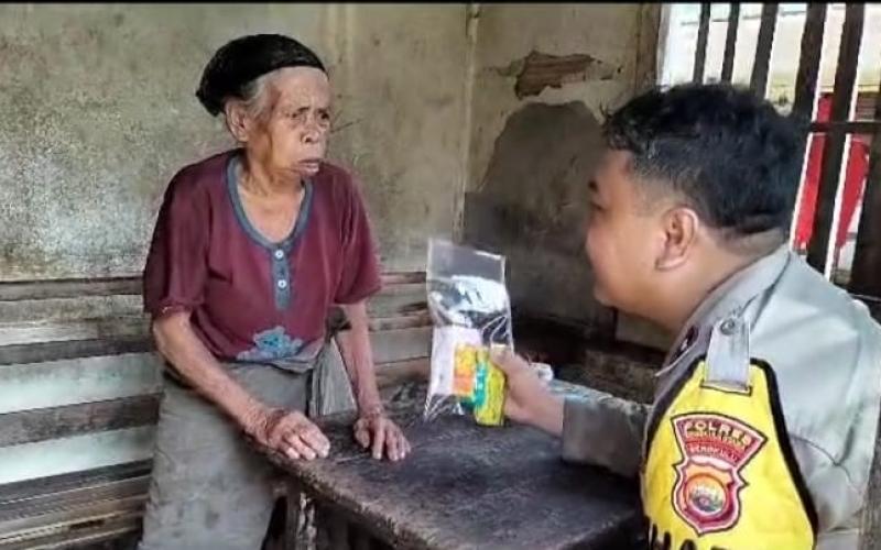 Sambut HUT Bhayangkara ke-77, Personel Polsek Air Besi Laksankan Bakti Kesehatan 