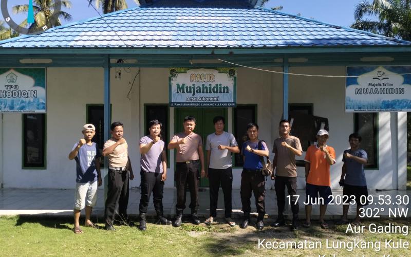 Peringati HUT Bhayangkara ke-77, Polsek Padang Guci Hulu Bakti Sosial Membersihkan Tempat Ibadah