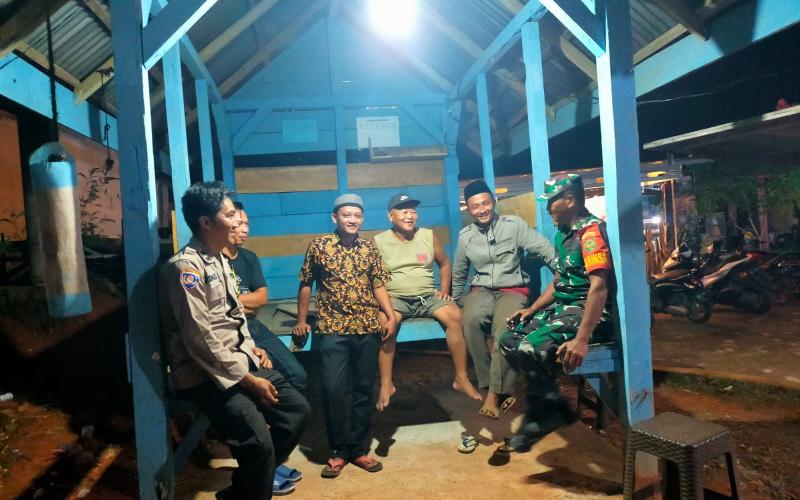 Jaga Kamtibmas, Bhabinkamtibmas Lakukan Pemantauan ke Pos Ronda di Desa Binaan