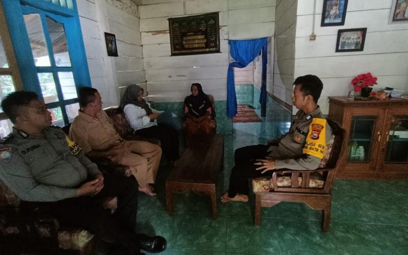 Bhabinkamtibmas Polsek Batiknau, Dampingi Tim Dokter Jelaskan Hasil Visum Korban Meninggal Dikebun