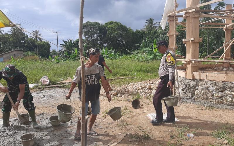 Bhabinkamtibmas Polsek Enggano Ikut Gotong Royong Dirikan Rumah Adat