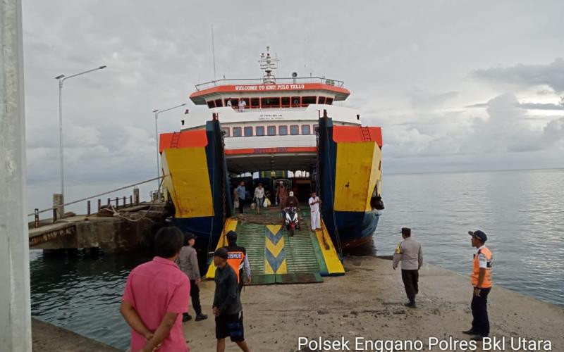 Polsek Enggano Lakukan Pengamanan Kedatangan Kapal